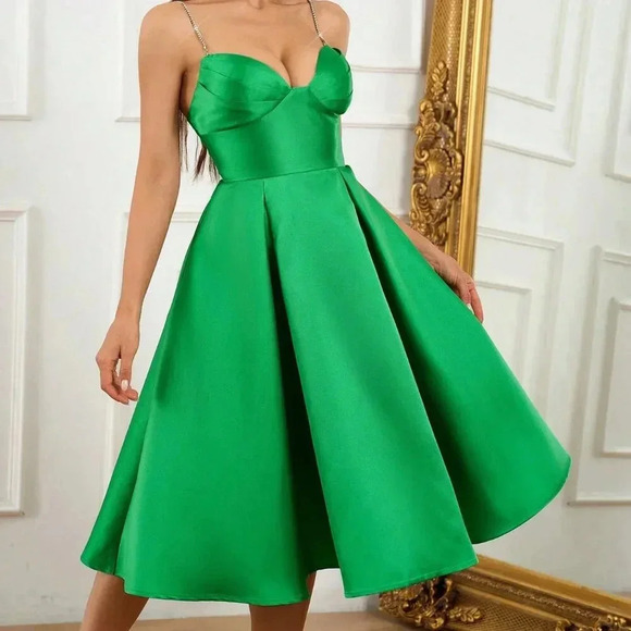 Green Elegant Women's V-Neck Pleated Tulle Dress With High Waist - Picture 1 of 7